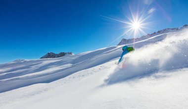 Freerider kayakçı yokuş aşağı çalışan
