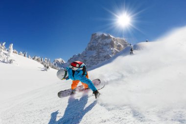 Yokuş aşağı çalışan snowboarder