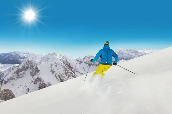 Skiër op piste lopen bergafwaarts — Stockfoto