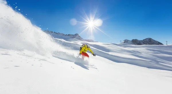 Freerider snowboarder corriendo cuesta abajo — Foto de Stock