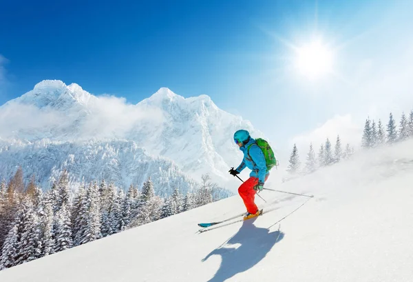 Freeride-Skifahrer im frischen Pulverschnee beim Abfahren — Stockfoto