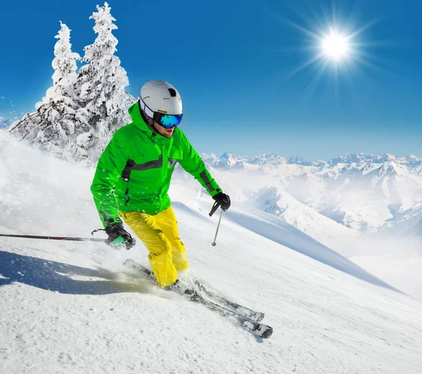 Skiër op piste lopen bergafwaarts — Stockfoto