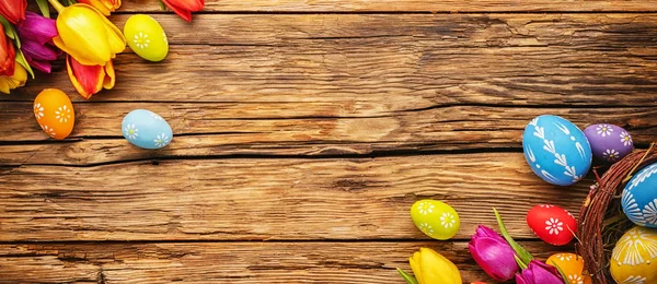 イースターの卵を木の板にチューリップ — ストック写真