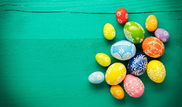 Paskalya yumurtaları ahşap tahta üzerinde yer — Stok fotoğraf