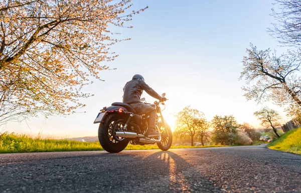 Achteraanzicht van de motorfiets chauffeur onderweg — Stockfoto