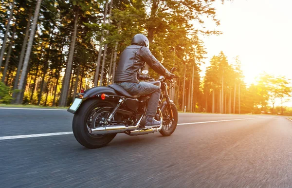 Visão traseira do motorista de motocicleta na estrada — Fotografia de Stock