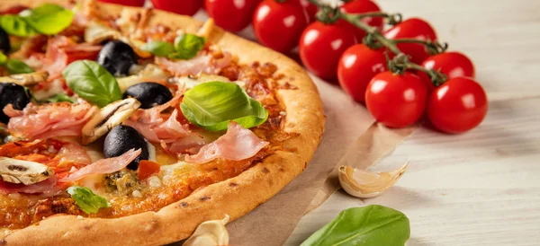 Pizza z składników serwowane na drewno — Zdjęcie stockowe
