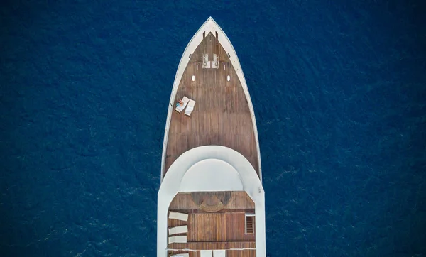 Вид з повітря на велику яхту в морі — стокове фото