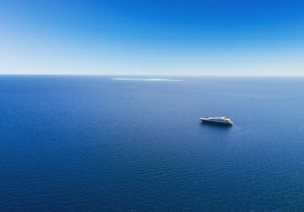 Widok z lotu ptaka duży jacht w morze — Zdjęcie stockowe