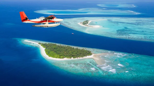 海马尔代夫群岛上空飞行的飞机 — 图库照片