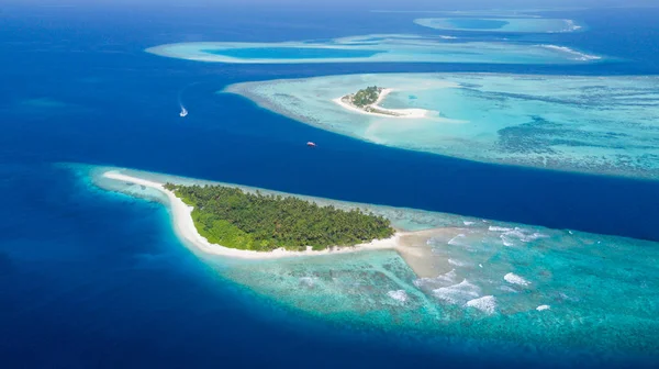 Pequeña isla tropical en el atolón de Maldivas — Foto de Stock