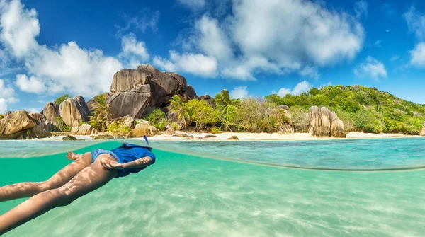 Mujer joven buceando en la playa tropical — Foto de Stock