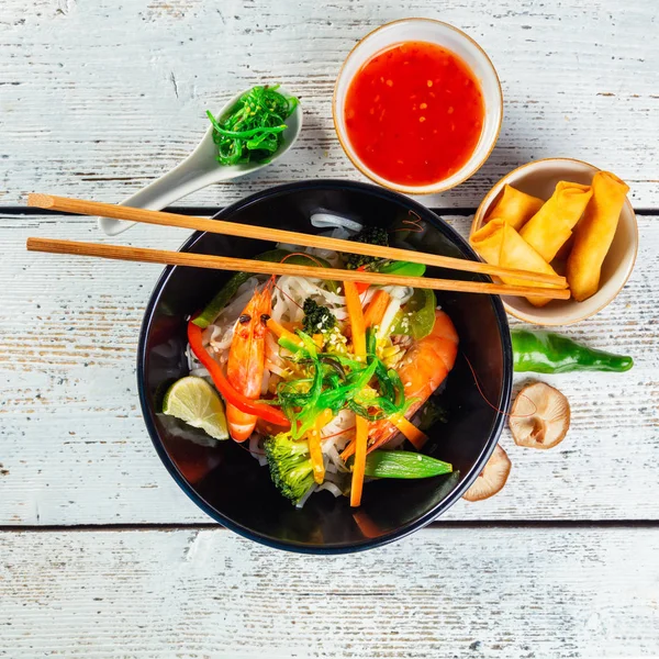 Langostinos asiáticos con fideos de arroz y rosquillas de primavera —  Fotos de Stock