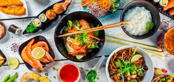 Asiatisches Essen auf Holztisch serviert, Draufsicht — Stockfoto