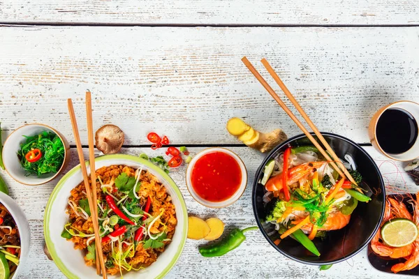 Makanan Asia disajikan di meja kayu, top view, ruang untuk teks — Stok Foto