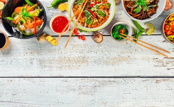 Comida asiática servida sobre mesa de madera, vista superior, espacio para texto —  Fotos de Stock