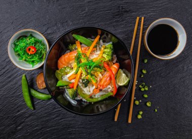 Asya tavuk köri ve pilav ile karides