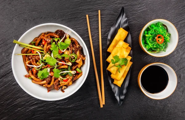 Tagliatelle asiatiche con salsa di soia piccante e pollo — Foto Stock