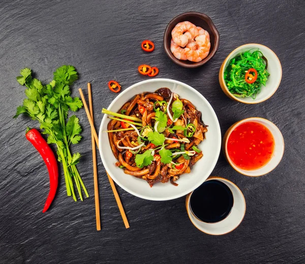 Tagliatelle asiatiche con salsa di soia piccante e pollo — Foto Stock