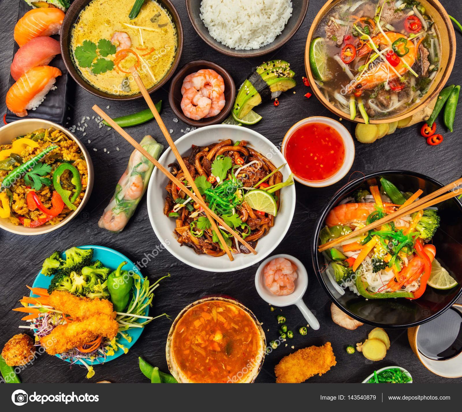 Nourriture asiatique servie sur pierre noire, vue de dessus image libre de  droit par jag_cz © #143540879