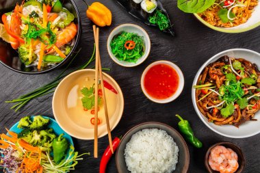 Kara taş üzerine, üstten görünüm Asya yemekleri servis