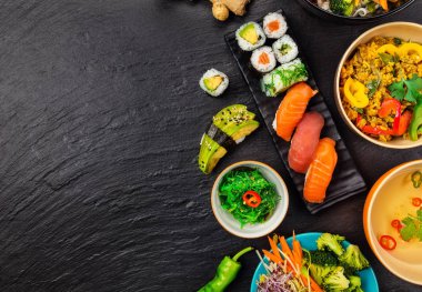 Asya yemekleri servis siyah taş, üstten görünüm, metin için yer