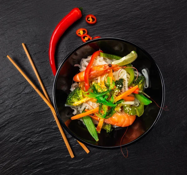 Pollo asiatico curry e gamberi con riso — Foto Stock