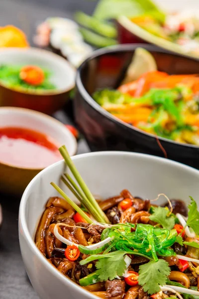 검은 돌에 봉사 하는 아시아 식품 — 스톡 사진