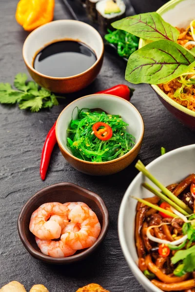 Comida asiática servida em pedra preta — Fotografia de Stock