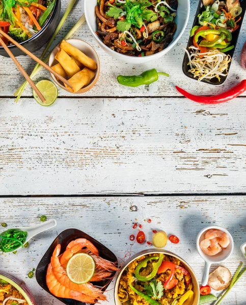 Comida asiática servida sobre mesa de madera, vista superior, espacio para texto —  Fotos de Stock