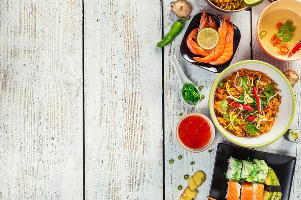 Aziatisch eten geserveerd op houten tafel, bovenaanzicht, ruimte voor tekst — Stockfoto
