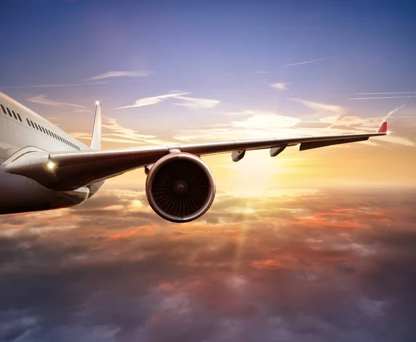 Close-Up bulutların üzerinde uçan yolcu uçak — Stok fotoğraf