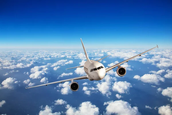 Avião de passageiros voando acima das nuvens — Fotografia de Stock