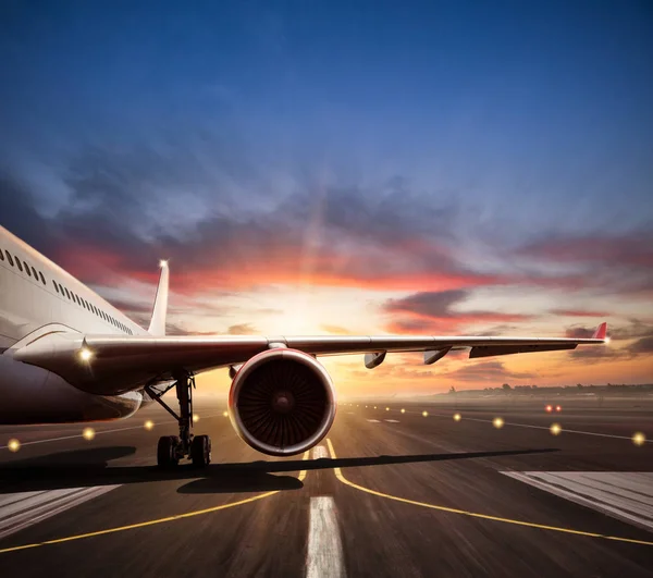 Primer plano del avión en pista de aterrizaje con luz del atardecer — Foto de Stock