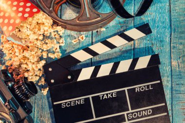 Film kamera kara tahta, rulo ve patlamış mısır