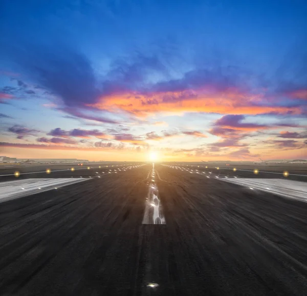 Pista de aterrizaje del aeropuerto en la luz del atardecer —  Fotos de Stock