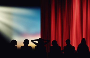 Film izlerken sinema seyirci siluetleri