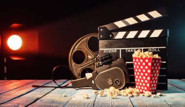 Retro film üretim aksesuarları natürmort.