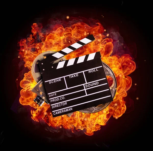 Film utrustning i brand, isolerad på svart bakgrund — Stockfoto