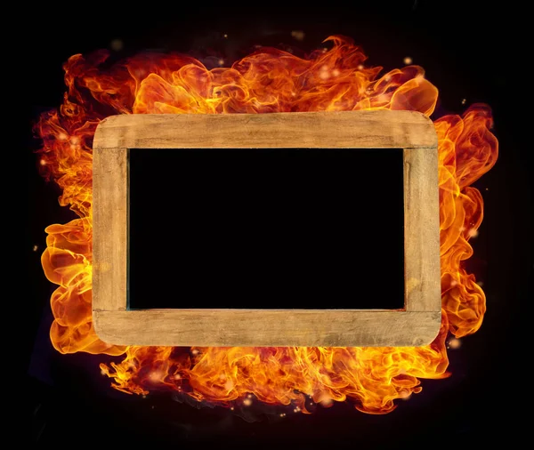 Чорна дошка у вогні з вільним простором для тексту — стокове фото