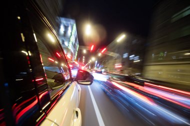 Gece, şehirde sürüş araba hareket bulanıklığı
