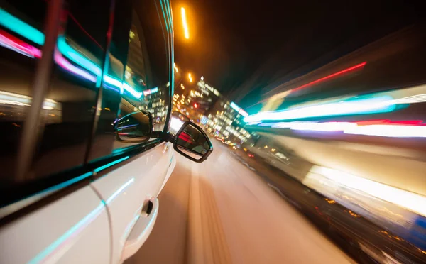 Auto guida in città di notte, movimento di sfocatura — Foto Stock