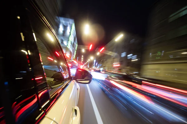 Nachts in der Stadt Auto fahren, Bewegung verschwimmen lassen — Stockfoto