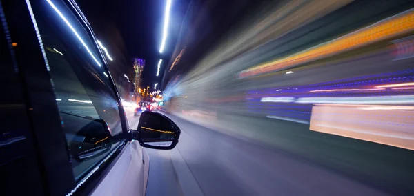 Nachts in der Stadt Auto fahren, Bewegung verschwimmen lassen — Stockfoto