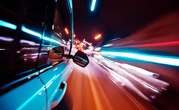 Nachts in der Stadt Auto fahren, Bewegung verschwimmen lassen — Stockfoto