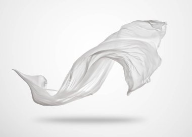 Gri arka plan üzerine yumuşak zarif beyaz kumaş