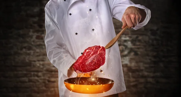 그릴 팬에 가공 된 쇠고기 고기를 준비 하는 요리사의 근접 촬영 — 스톡 사진