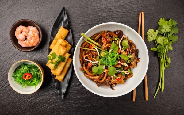 Ασιατικά noodles με κοτόπουλο και πικάντικη σάλτσα σόγιας — Φωτογραφία Αρχείου
