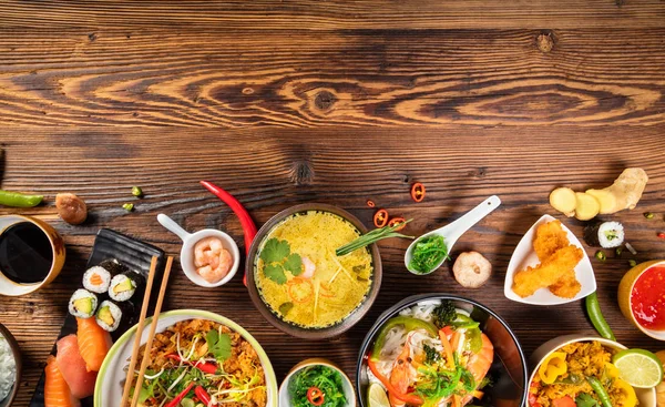 Table de nourriture asiatique avec divers types de nourriture chinoise — Photo