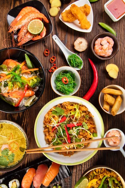 Πίνακας ασιατικών τροφίμων με διάφορα είδη των κινεζικών τροφίμων — Φωτογραφία Αρχείου